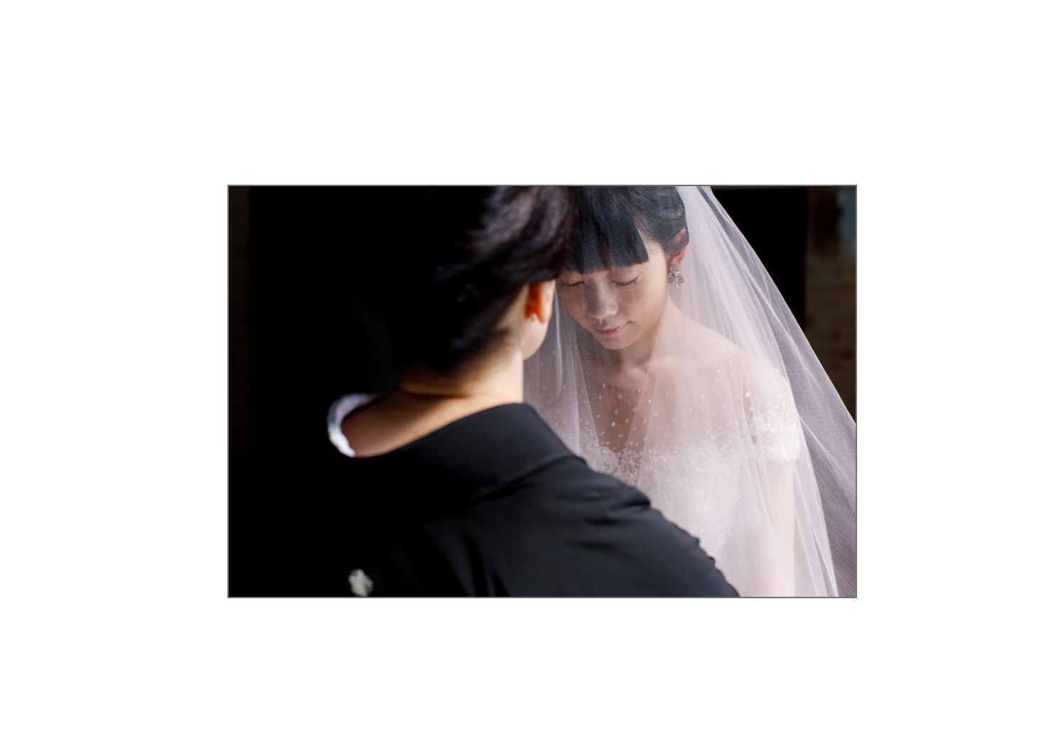 挙式会場でベールを下ろす新婦